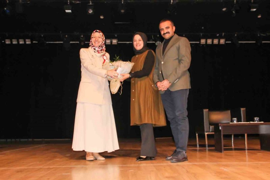 Eğitimci Merve Gülcemal, Erva’da ’edeb’i Anlattı