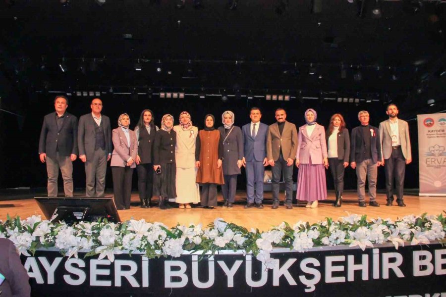Eğitimci Merve Gülcemal, Erva’da ’edeb’i Anlattı