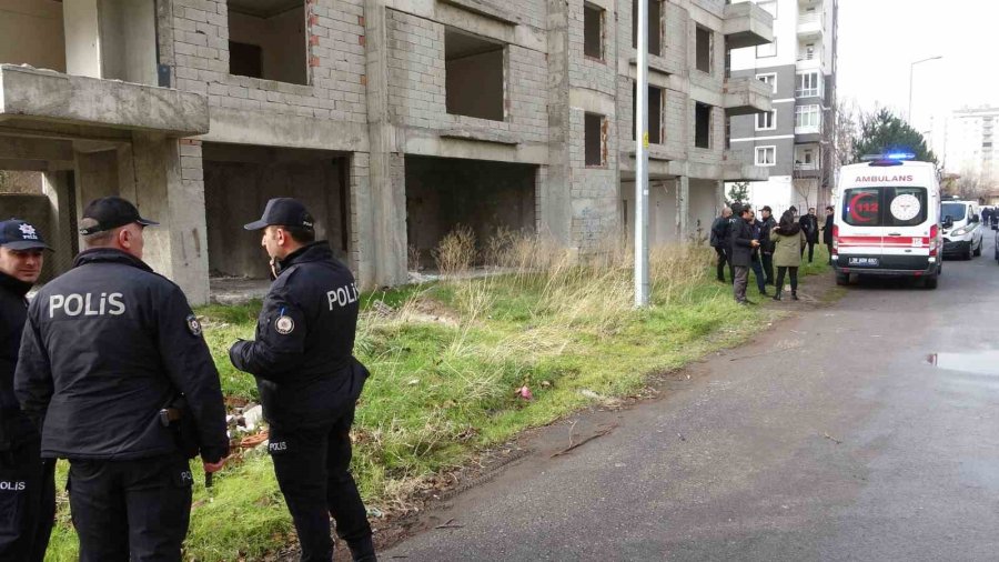 13 Yaşındaki Çocuk, Okul Arkadaşını İnşaatın Çatısında Bıçaklayarak Öldürdü