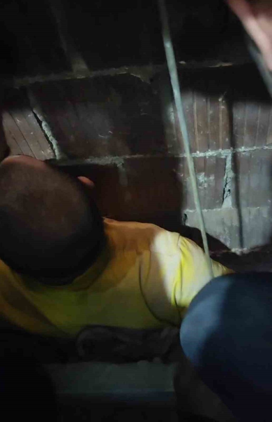 Polisten Kaçmak İsterken Havalandırma Boşluğunda Sıkıştı