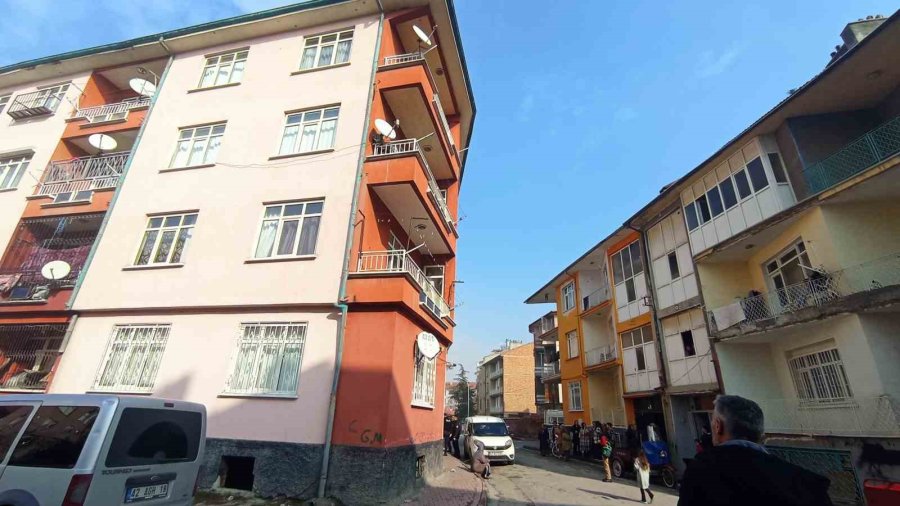 Polisten Kaçmak İsterken Havalandırma Boşluğunda Sıkıştı