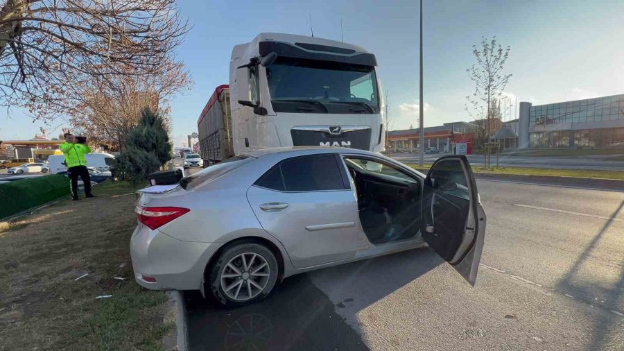 Tırın Önünde Sürüklenen Otomobildeki 3 Kişi Yaralandı