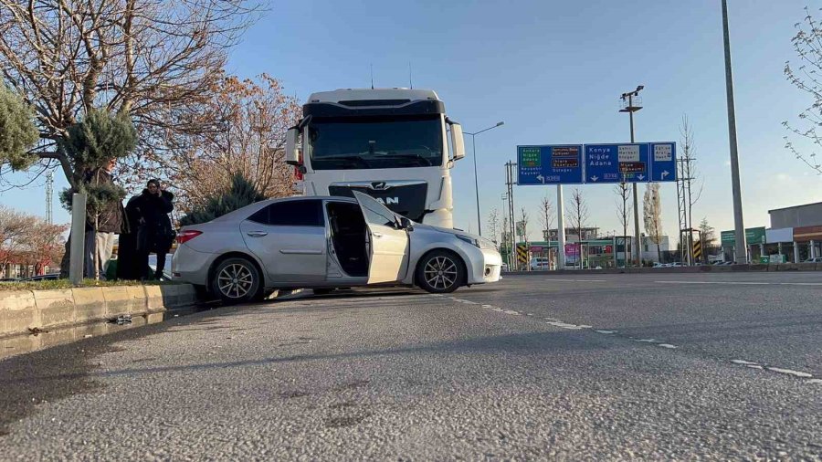 Tırın Önünde Sürüklenen Otomobildeki 3 Kişi Yaralandı