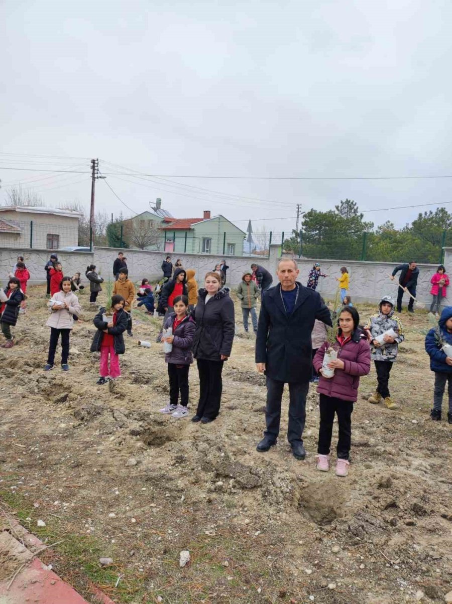 Karapınar’da Öğrenciler Fidanları Toprakla Buluşturdu