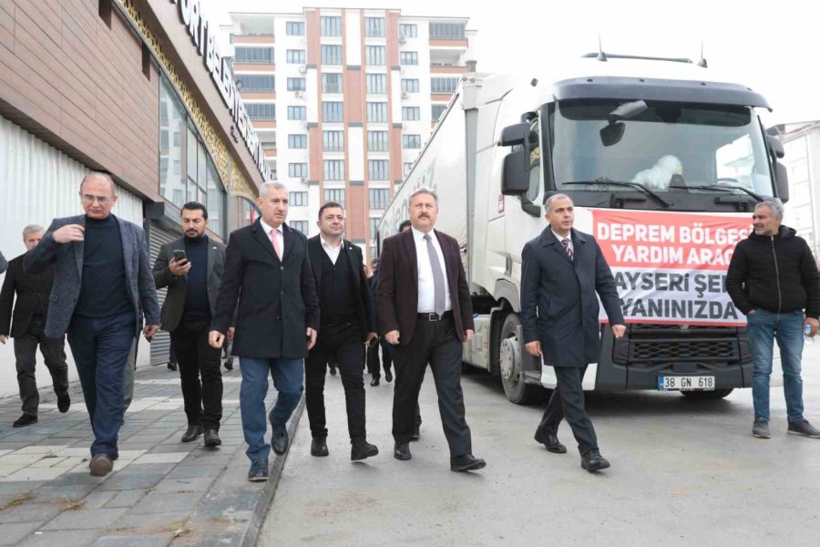Kayseri’nin Yardım Tırları, Kardeş Belediye Yeşilyurt’a Teslim Edildi