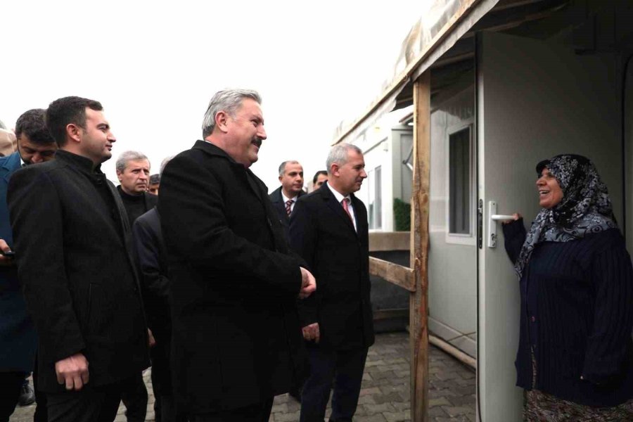 Kayseri’nin Yardım Tırları, Kardeş Belediye Yeşilyurt’a Teslim Edildi