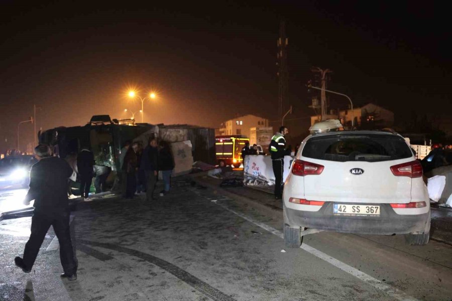 Devrilen Tırdan Savrulan Mermerler Araçlara Çarptı: 5 Yaralı