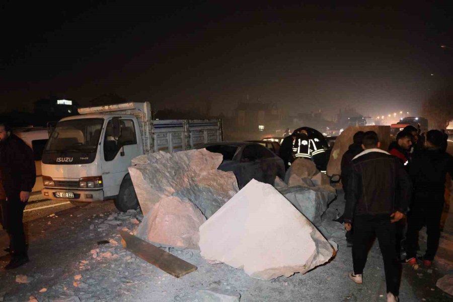 Devrilen Tırdan Savrulan Mermerler Araçlara Çarptı: 5 Yaralı