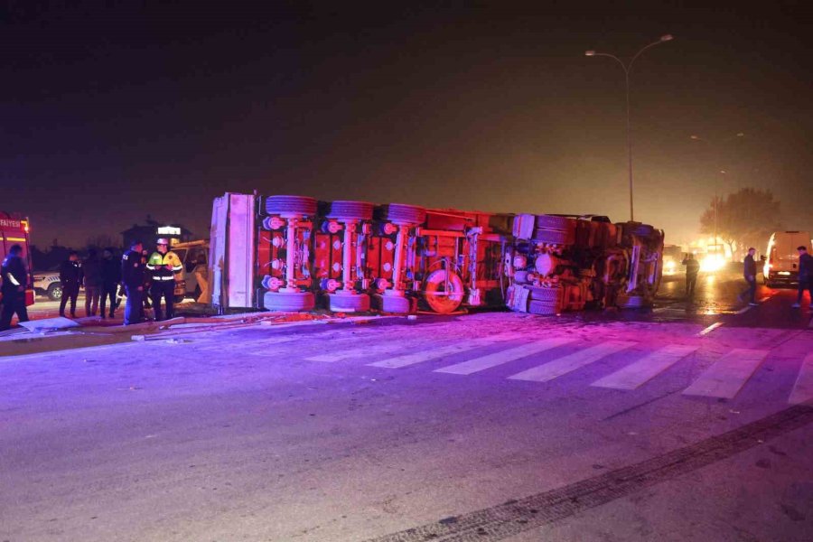 Devrilen Tırdan Savrulan Mermerler Araçlara Çarptı: 5 Yaralı