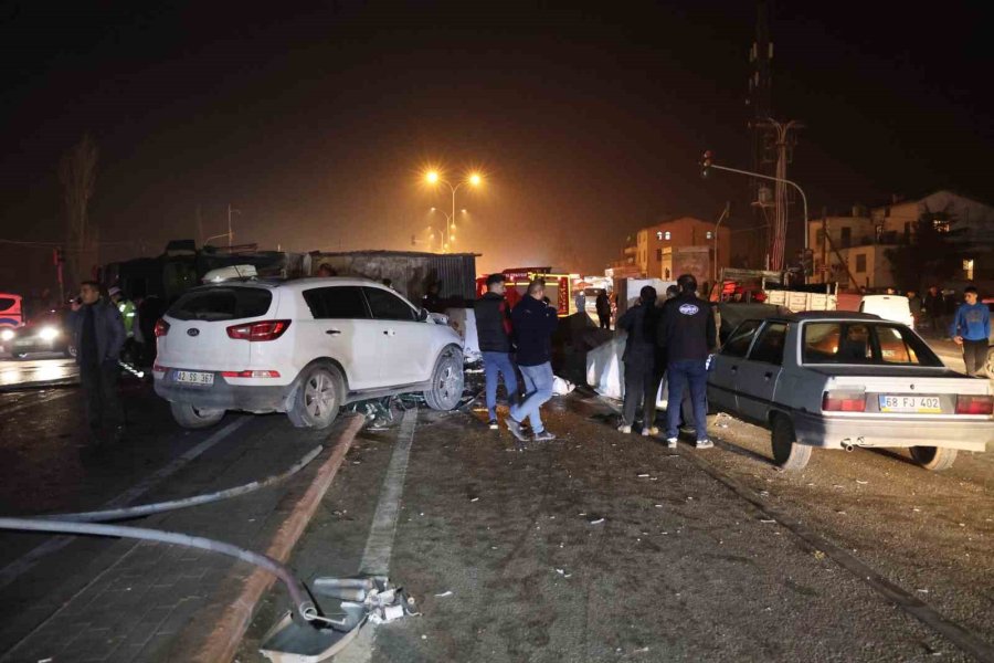 Devrilen Tırdan Savrulan Mermerler Araçlara Çarptı: 5 Yaralı