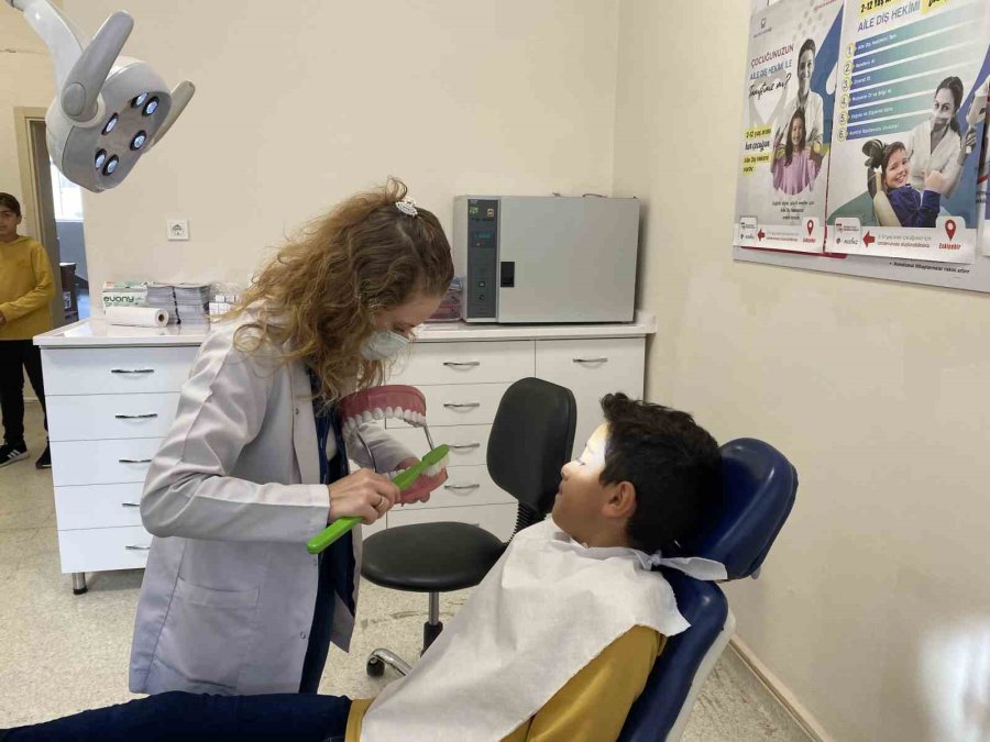 Çocuklar İçin Aile Diş Hekimliği Uygulaması Başarıyla Devam Ediyor