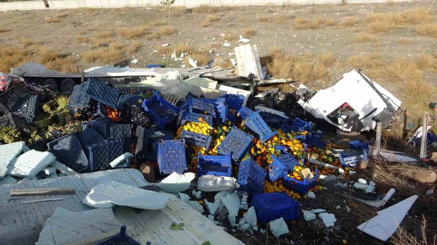Otomobille Çarpışan Meyve Yüklü Tır Şarampole Devrildi