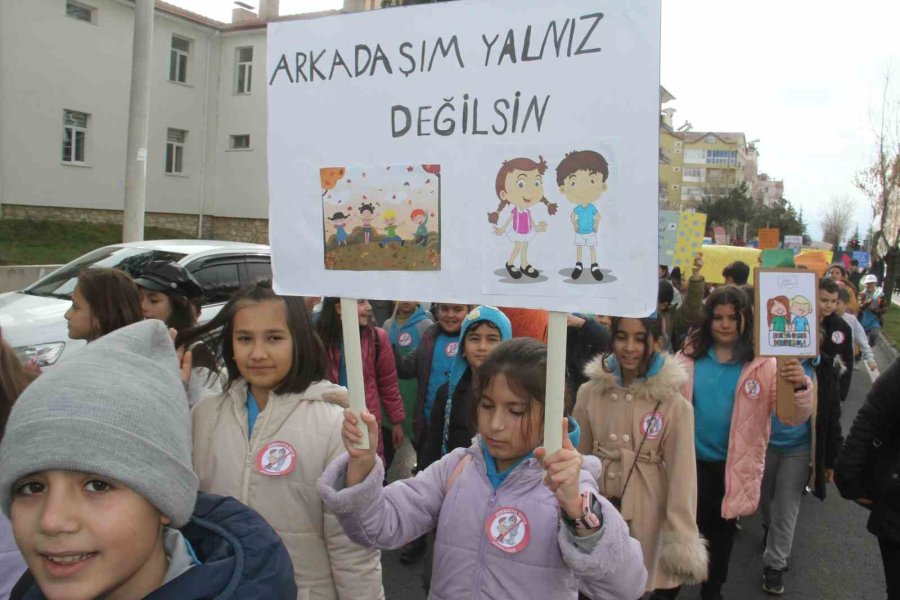 Konya’da Öğrenciler Akran Zorbalığına Dikkat Çekmek İçin Yürüdü
