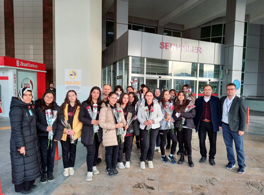 Niğde Atatürk Anadolu Lisesi Öğrencileri Hastaları Ziyaret Etti