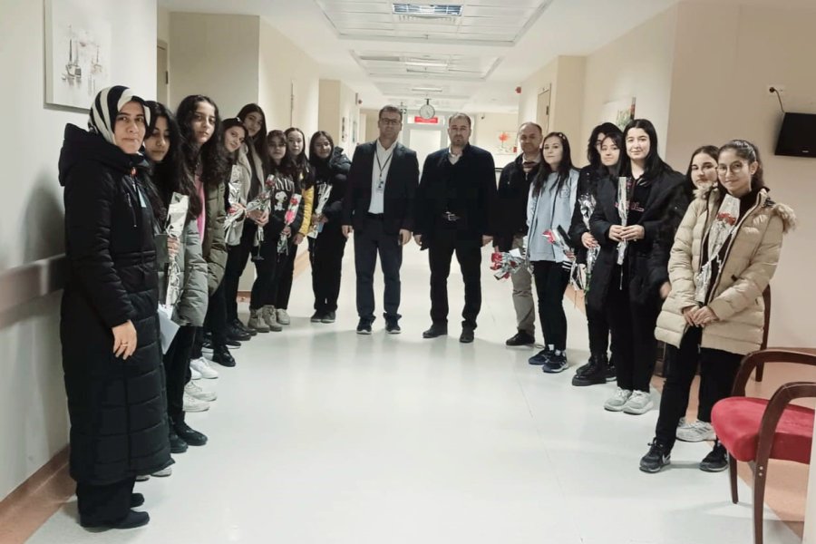 Niğde Atatürk Anadolu Lisesi Öğrencileri Hastaları Ziyaret Etti