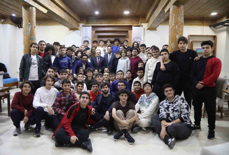 Rektör Prof. Dr. Altun, Talas Gençlik Merkezi’nde Öğrenciler İle Buluştu