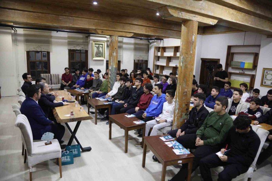 Rektör Prof. Dr. Altun, Talas Gençlik Merkezi’nde Öğrenciler İle Buluştu