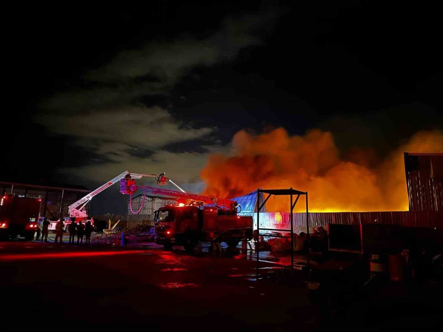 Eskişehir’de Geri Dönüşüm Tesisinde Yangın Paniği: 3 Saatlik Çalışmayla Kontrol Altına Alındı