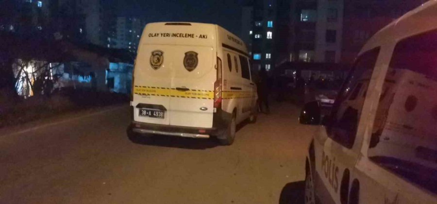 Otomobilden Tüfekle Ateş Açıldı, Evinin Önündeki Çocuk Yaralandı