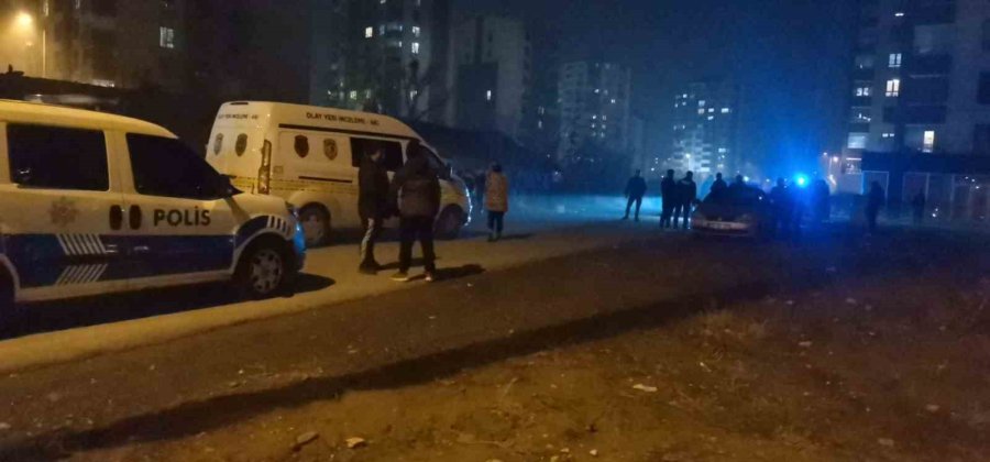 Otomobilden Tüfekle Ateş Açıldı, Evinin Önündeki Çocuk Yaralandı