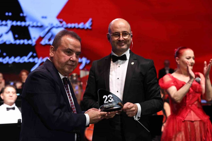 Antalyalılar 23. Uluslararası Piyano Festivali’nde Candan Erçetin Konseriyle Coştu