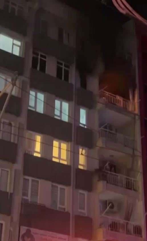 Yanan Dairedeki 3 Çocuğu Komşular, Anneannelerini İtfaiye Kurtardı