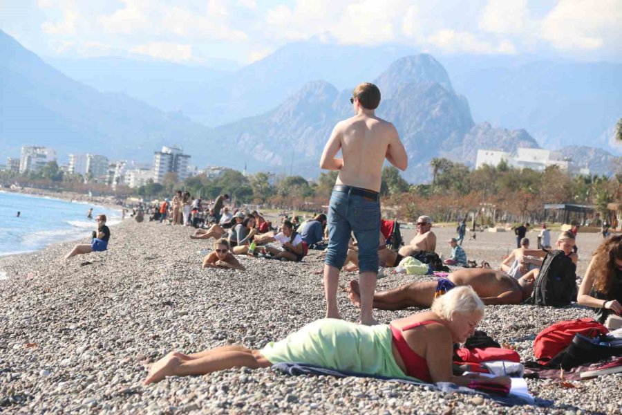 Termometrelerin 19 Dereceyi Gösterdiği Antalya’da Aralık Ayında Deniz Keyfi