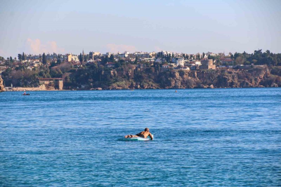Termometrelerin 19 Dereceyi Gösterdiği Antalya’da Aralık Ayında Deniz Keyfi