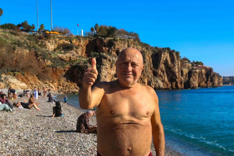 Termometrelerin 19 Dereceyi Gösterdiği Antalya’da Aralık Ayında Deniz Keyfi