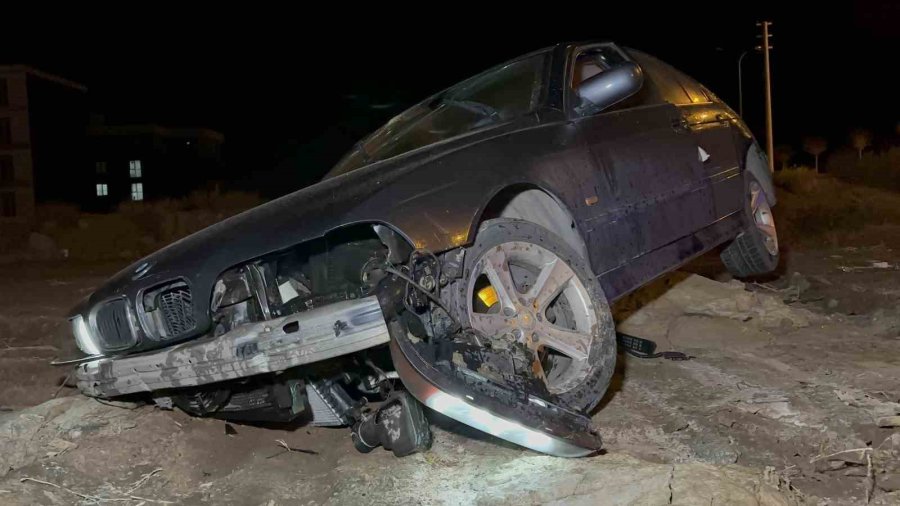 Alkollü Sürücünün Kullandığı Araç Kontrolden Çıkıp Şarampole Düşerek Kuma Saplandı