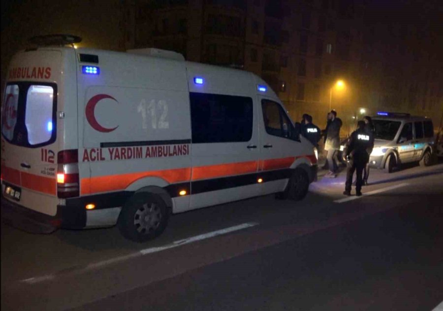 Sinir Krizi Geçiren Eşinden Korkan Kadın Camdan Atladı