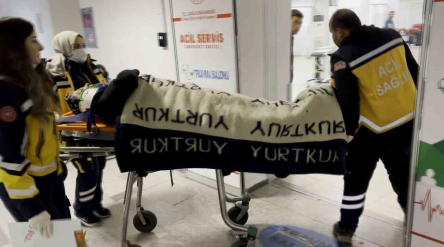 Sinir Krizi Geçiren Eşinden Korkan Kadın Camdan Atladı