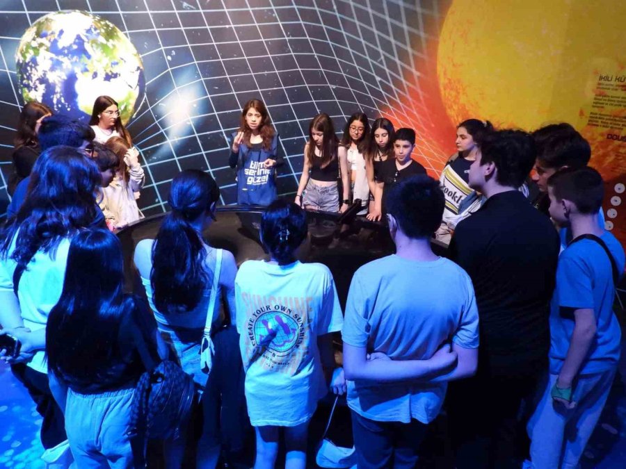 Antalya Bilim Merkezinde Öğrencilerin Heyecanlı Gökyüzü Serüveni