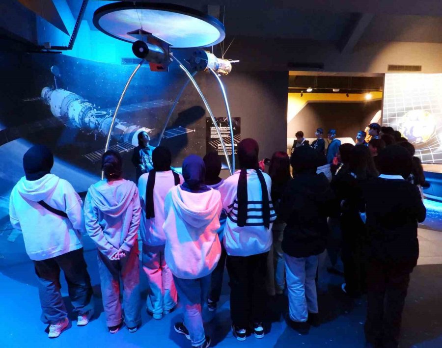 Antalya Bilim Merkezinde Öğrencilerin Heyecanlı Gökyüzü Serüveni