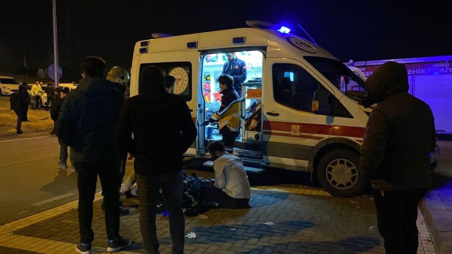 Otomobil İle Çarpışan Ticari Araç Devrildi: 7 Yaralı