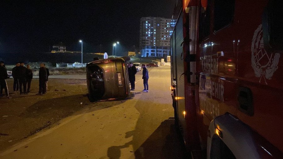 Otomobil İle Çarpışan Ticari Araç Devrildi: 7 Yaralı