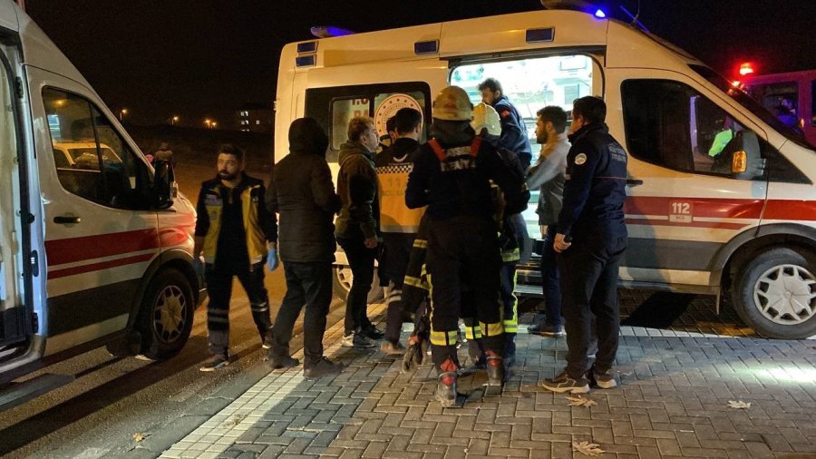 Otomobil İle Çarpışan Ticari Araç Devrildi: 7 Yaralı