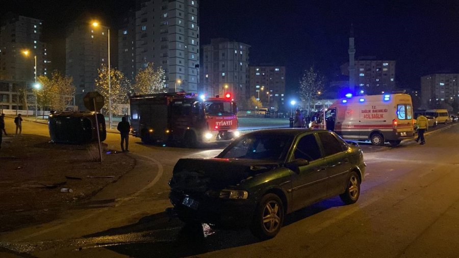 Otomobil İle Çarpışan Ticari Araç Devrildi: 7 Yaralı