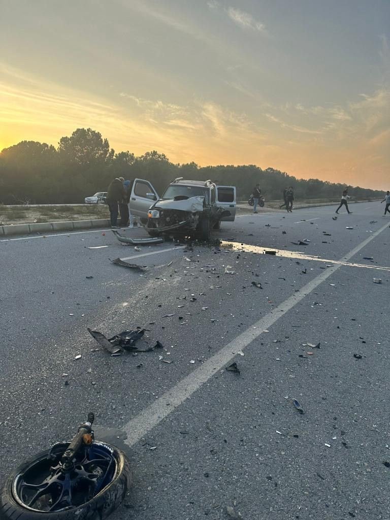 Pikap İle Motosiklet Kafa Kafaya Çarpıştı: 1 Ölü, 3 Yaralı