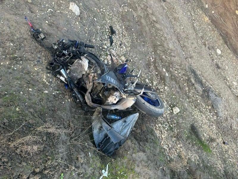 Pikap İle Motosiklet Kafa Kafaya Çarpıştı: 1 Ölü, 3 Yaralı