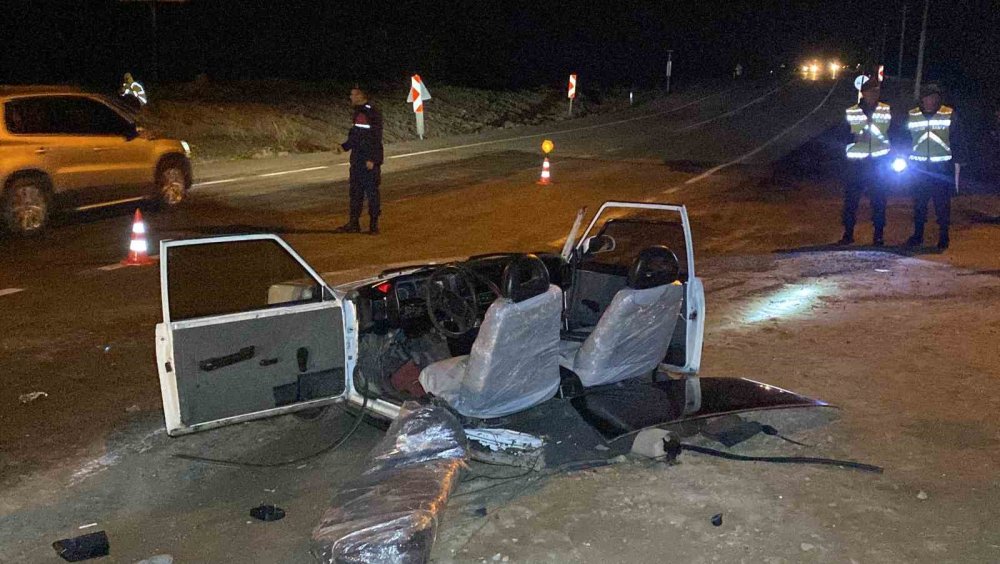 Aksaray'da Ortadan İkiye Bölünen Araçta 5 Kişi Yaralandı