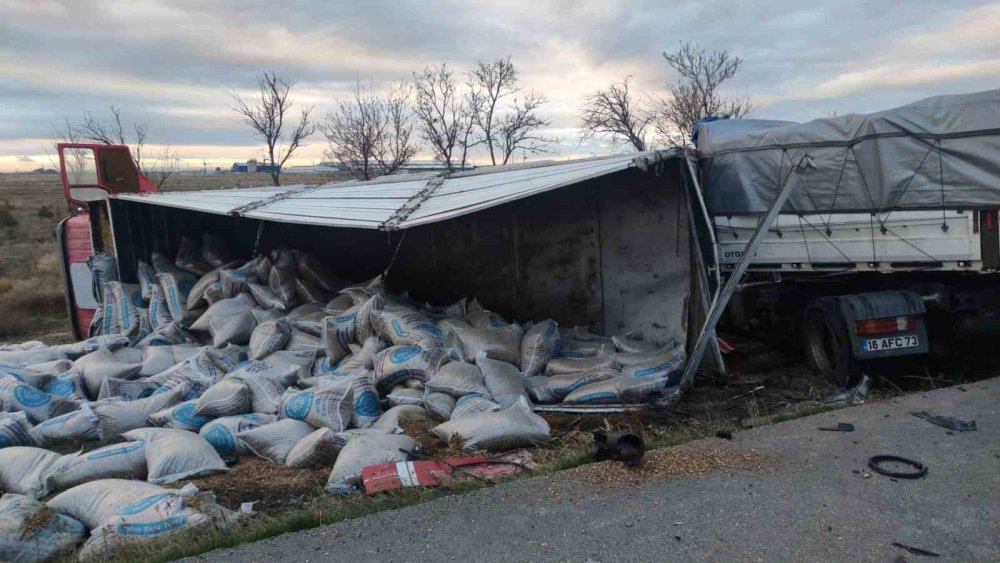 Karapınar'da Kamyon ile Tır Çarpıştı, 2 Yaralı