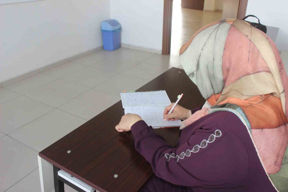 Karapınar'da Azimli Anne 50 Yaşında Üniversite Sıralarında