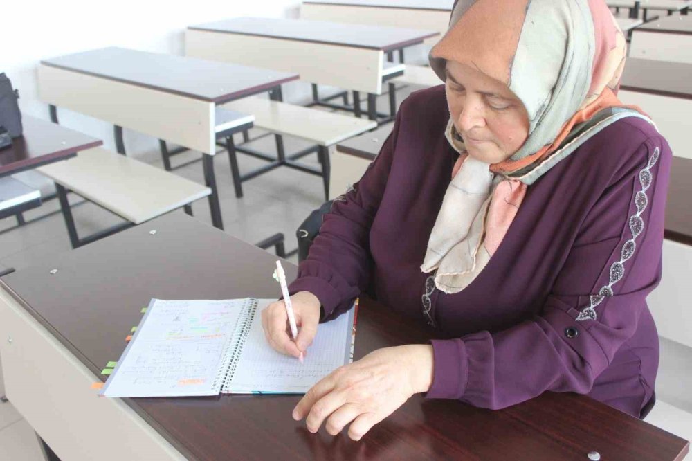 Karapınar'da Azimli Anne 50 Yaşında Üniversite Sıralarında