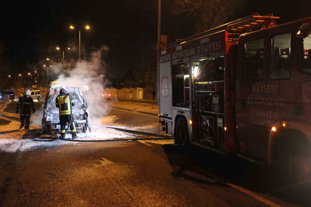 Kayseri’de Yanan Hafif Ticari Araç Kullanılamaz Hale Geldi