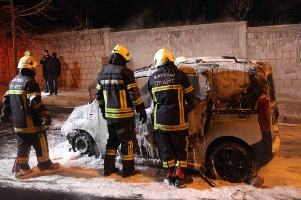 Kayseri’de Yanan Hafif Ticari Araç Kullanılamaz Hale Geldi