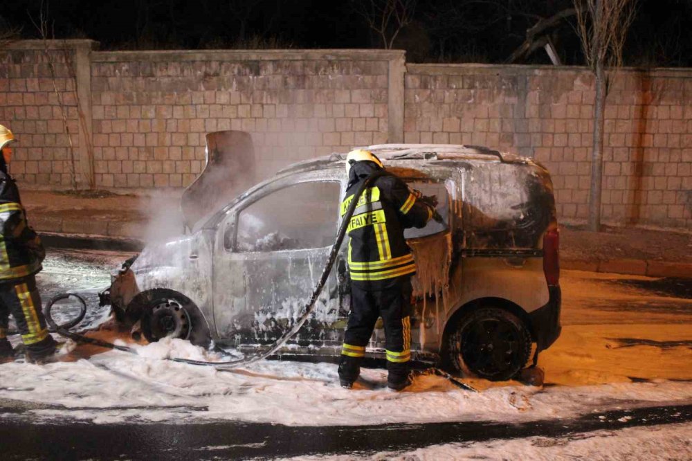 Kayseri’de Yanan Hafif Ticari Araç Kullanılamaz Hale Geldi