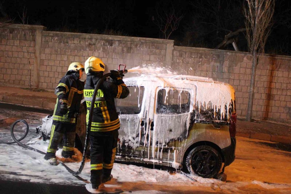 Kayseri’de Yanan Hafif Ticari Araç Kullanılamaz Hale Geldi