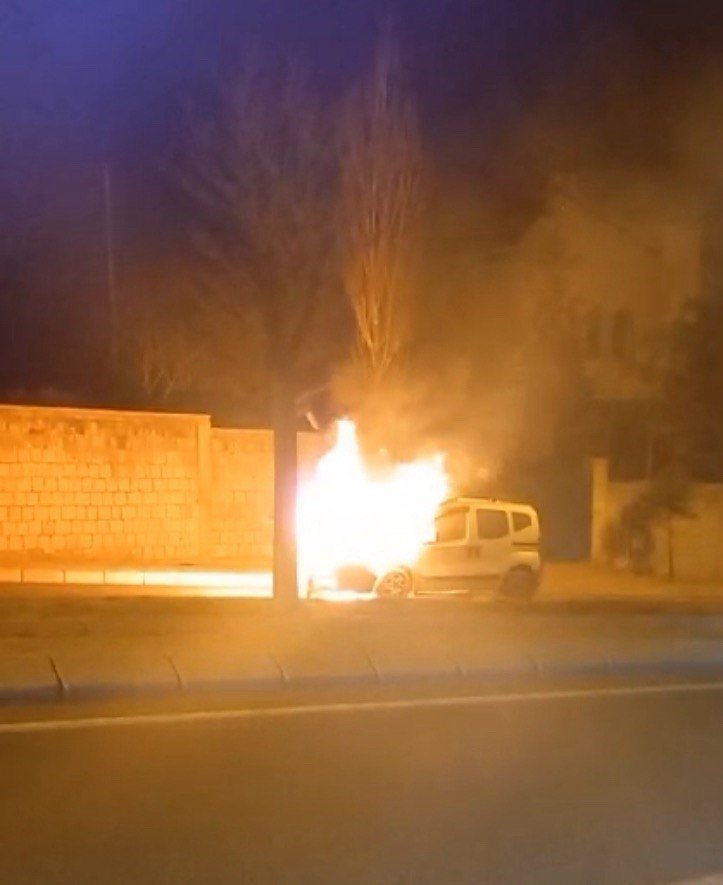 Kayseri’de Yanan Hafif Ticari Araç Kullanılamaz Hale Geldi