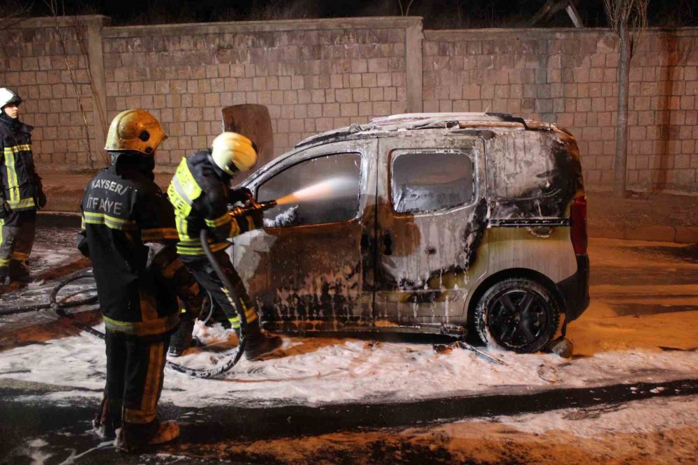Kayseri’de Yanan Hafif Ticari Araç Kullanılamaz Hale Geldi